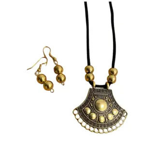 Pendant Shaped Maala with Black Thread & Earrings