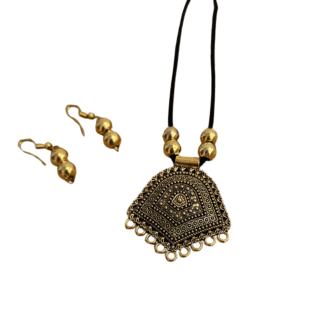 Pendant Shaped Maala with Black Thread & Earrings