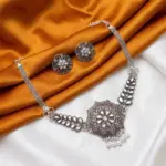 Simple Silver choker with stud